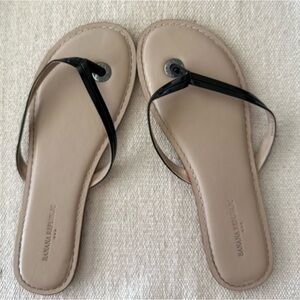 Banana Republic 🖤BLACK PATENT LEATHER THONG SANDALS Women size 7 1/2